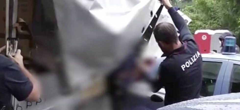 Tratta di migranti dai paesi asiatici, costretti a viaggiare stipati tra la merce nei camion in A22
